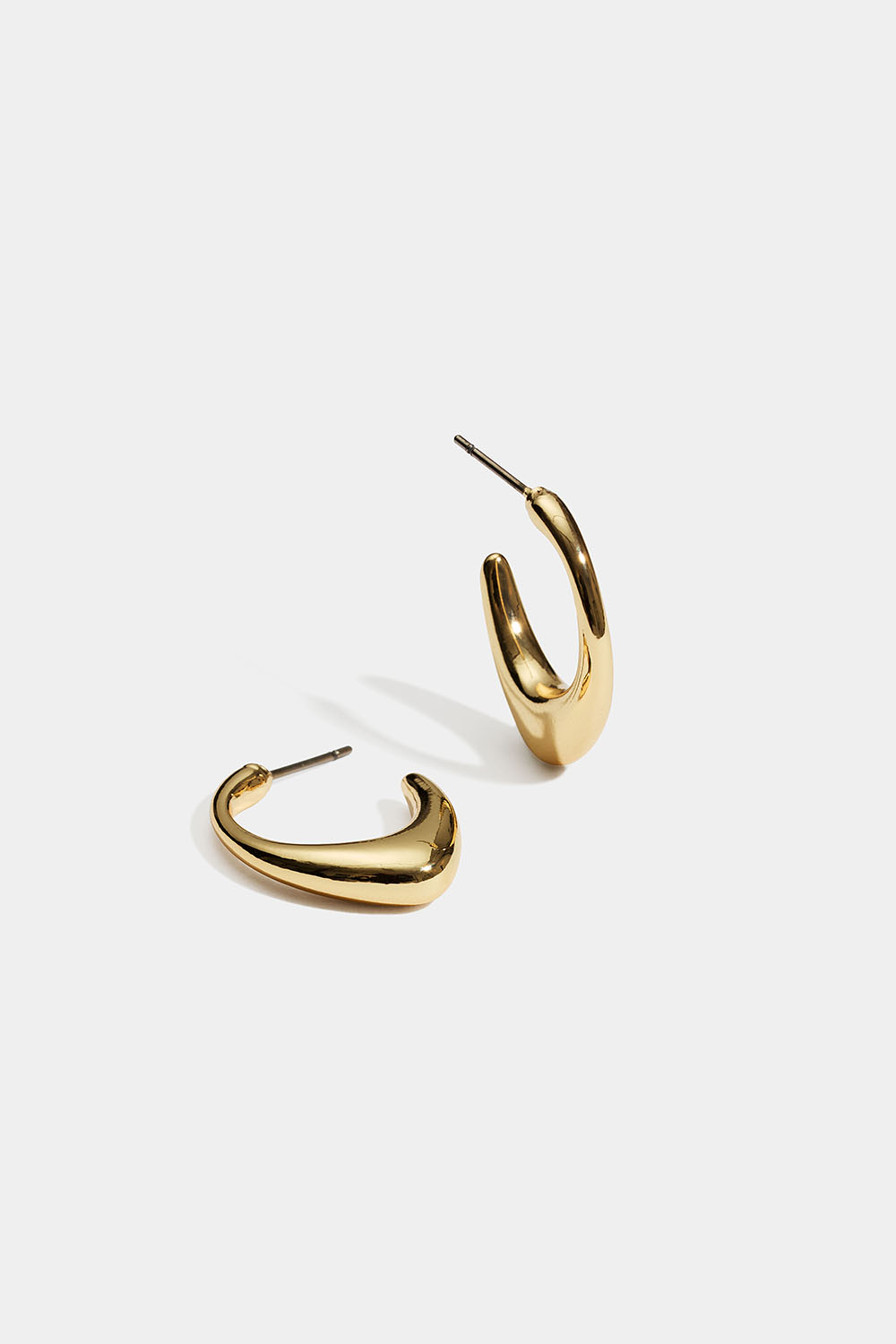 Guldfärgade hoops med spetsig design i gruppen Smycken / Örhängen / Hoops hos Glitter (253011992002)