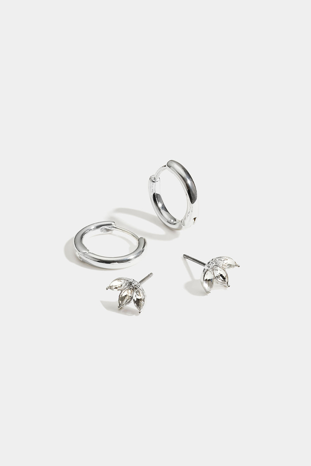 Silverfärgade örhängen 2-pack med hoops och stenar i gruppen Smycken / Örhängen / Flerpack hos Glitter (253012051000)