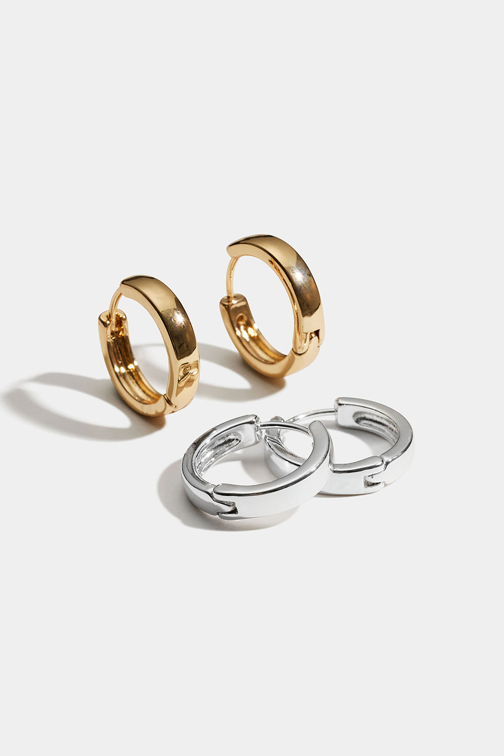 Silver- och guldfärgade hoops, 2-pack i gruppen Smycken / Örhängen hos Glitter (253012119900)