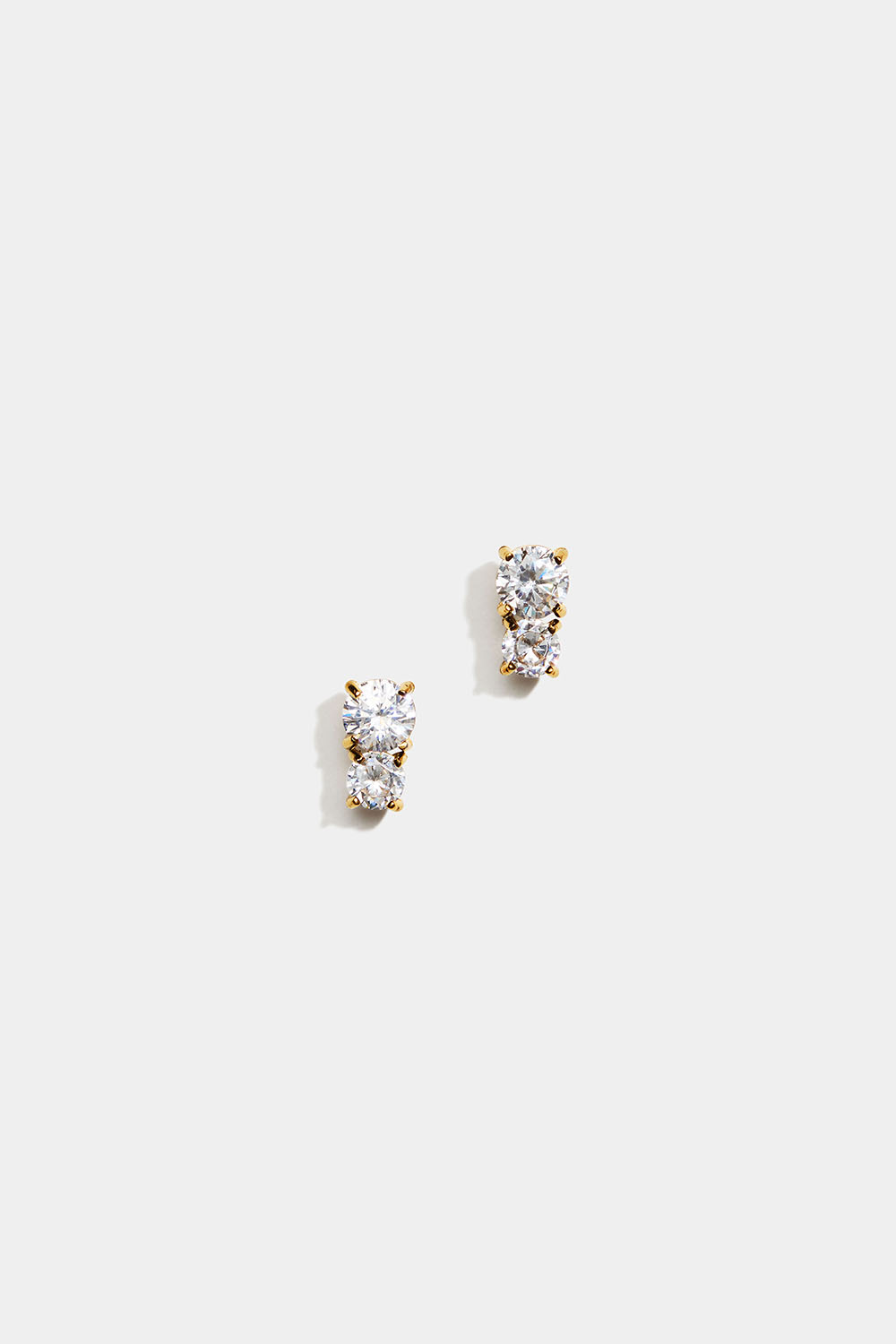 Studs i 18k guldpläterat stål med två Cubic Zirconia stenar i gruppen Stainless Steel / Örhängen i stål hos Glitter (253012122000)