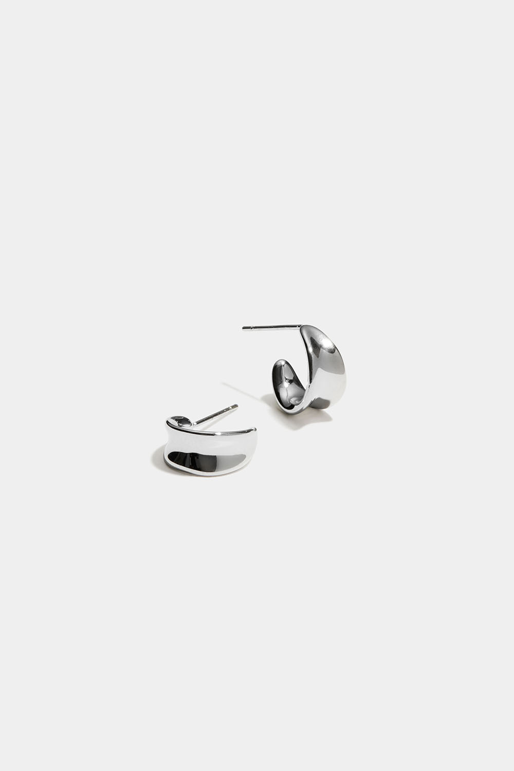 Små hoops i stål med konkav design i gruppen Stainless Steel / Örhängen i stål hos Glitter (253012131600)