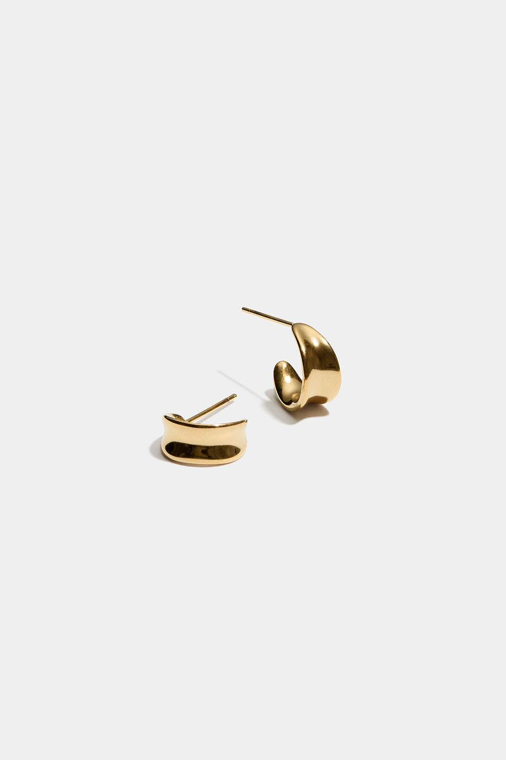 Små hoops i 18k guldpläterat stål med konkav design i gruppen Stainless Steel / 18k guldpläterat stål hos Glitter (253012132000)