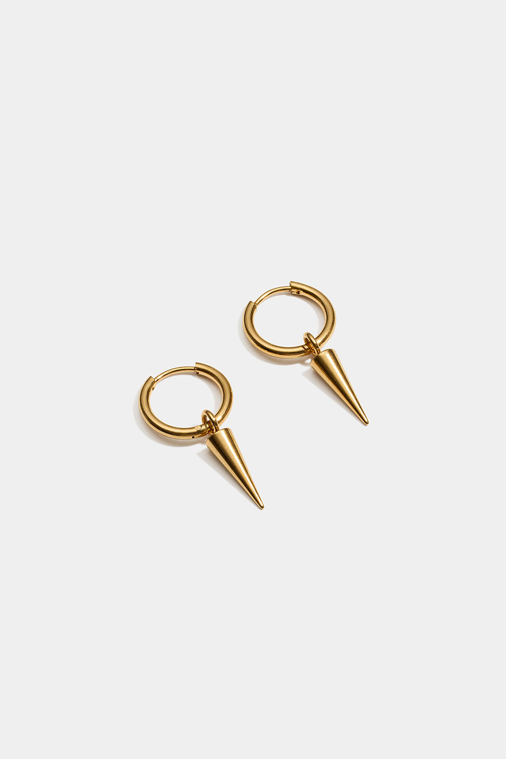 Hoops i 18k guldpläterat stål med nitar i gruppen Stainless Steel / Örhängen i stål hos Glitter (253012152000)