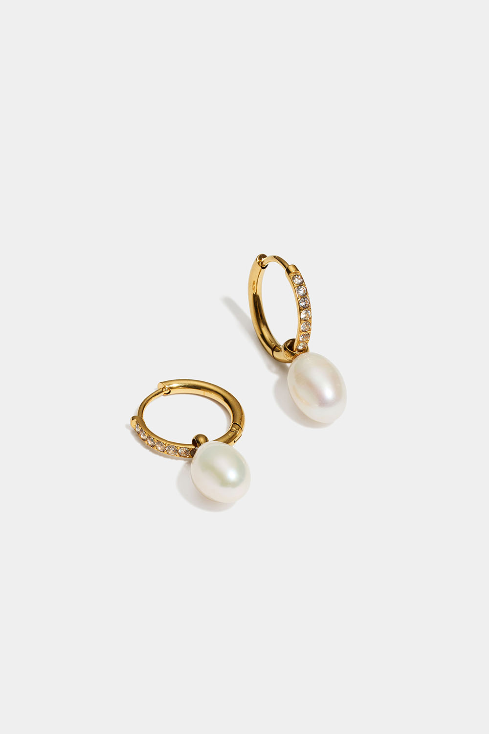 Hoops i 18k guldpläterat stål med pärla och Cubic Zirconia i gruppen Stainless Steel / 18k guldpläterat stål hos Glitter (253012172000)