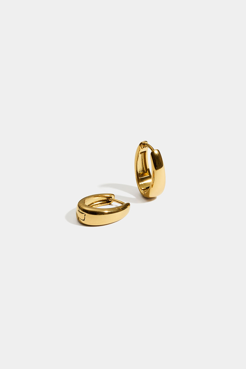 Små ovala hoops i stål med 18k guld i gruppen Stål / Örhängen i stål hos Glitter (253012252000)