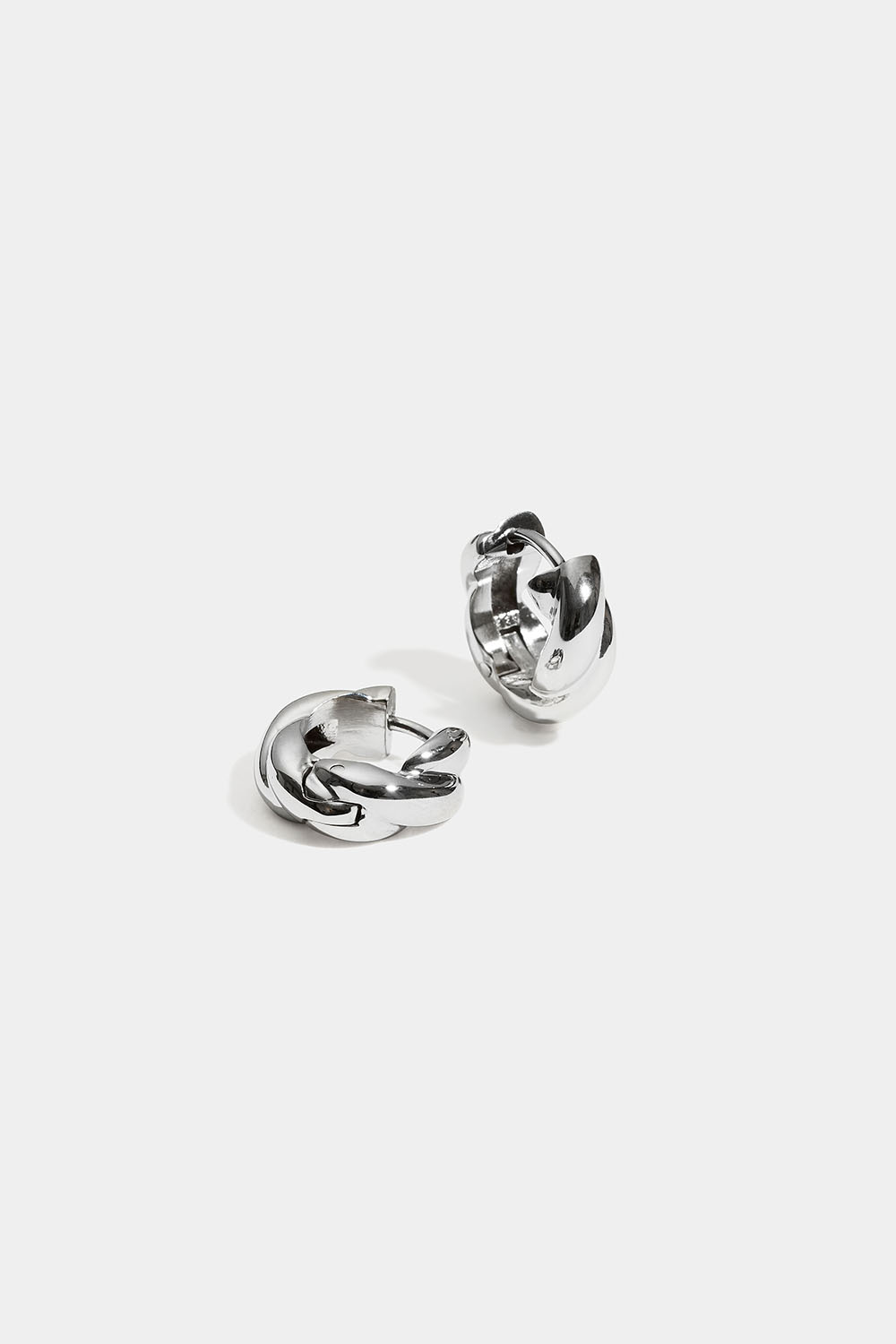 Små tvinnade hoops i stål i gruppen Stainless Steel / Örhängen i stål hos Glitter (253012271600)
