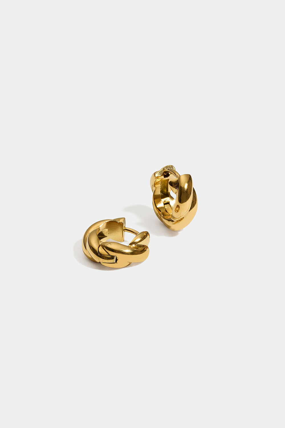 Små tvinnade hoops i 18k guldpläterat stål i gruppen Stainless Steel / 18k guldpläterat stål hos Glitter (253012272000)
