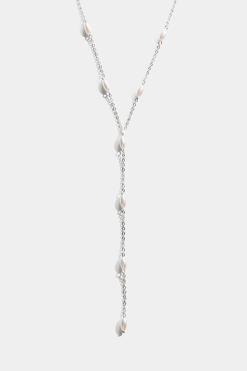 Lariat-halsband med vita ovala pärlor i gruppen Smycken / Halsband hos Glitter (254001911001)