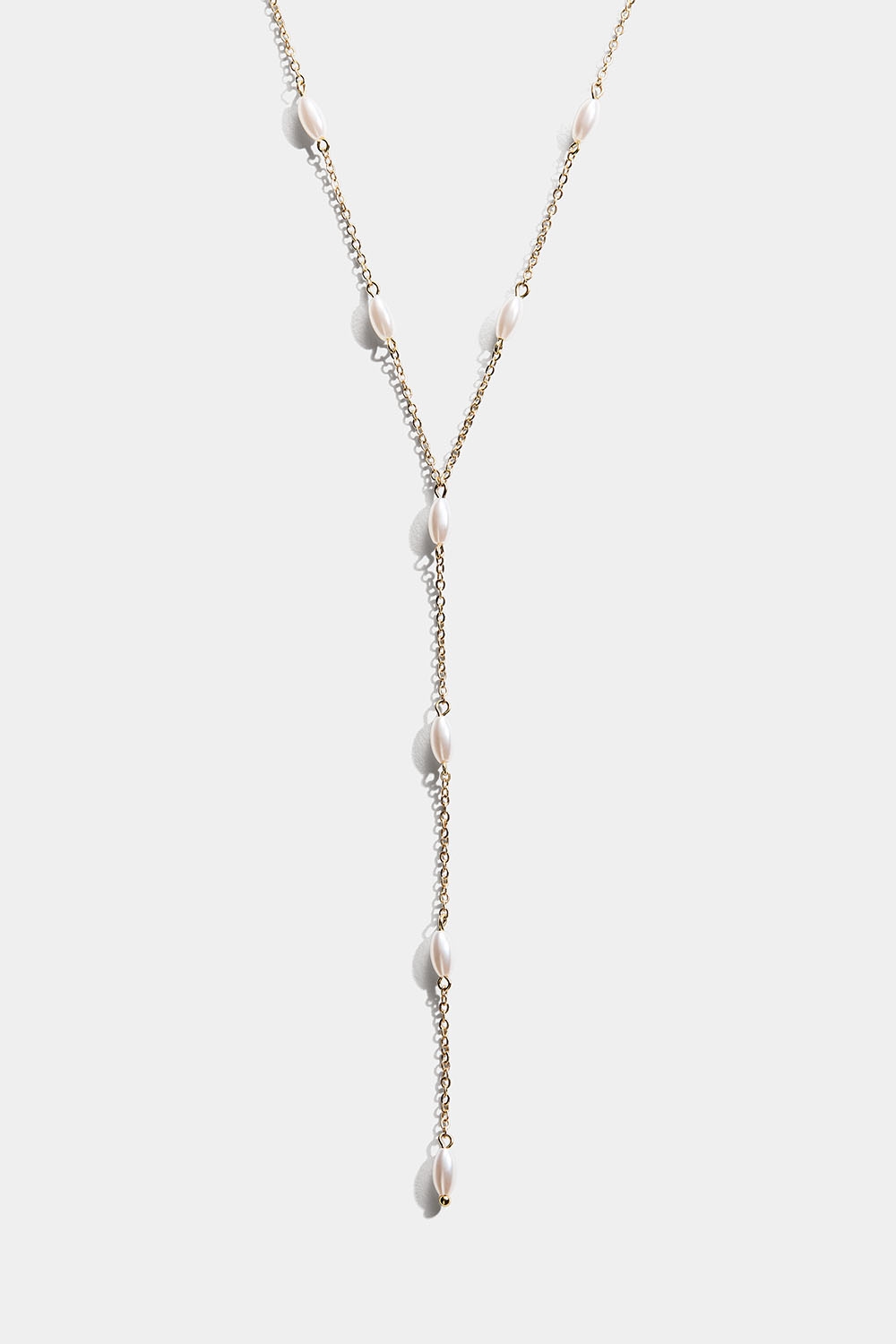 Guldfärgat lariat-halsband med vita ovala pärlor i gruppen Smycken / Halsband hos Glitter (254001912002)