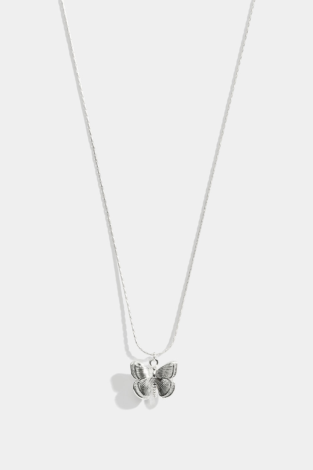 Silverfärgat fjärilshalsband i gruppen Smycken / Halsband / Halsband med hänge hos Glitter (254001971001)