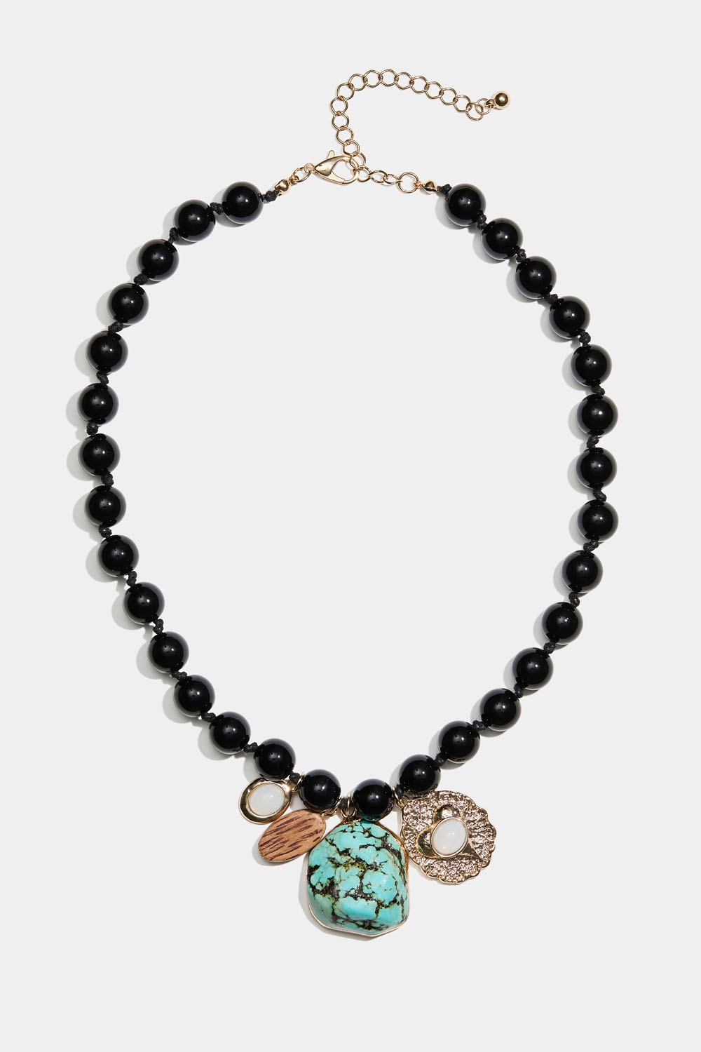 Halsband med svarta kulor och hängsmycken i gruppen Smycken / Halsband hos Glitter (254002149902)