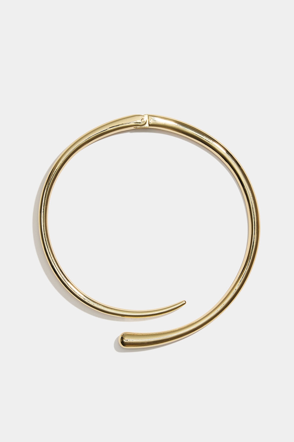 Guldfärgat stelt halsband med spetsdesign i gruppen Store week / 2547 hos Glitter (254002362002)