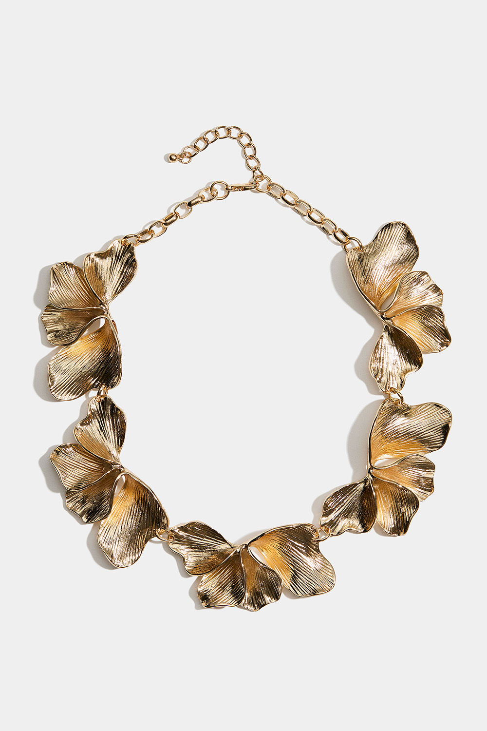 Guldfärgat halsband med stora blomblad i gruppen Smycken / Halsband hos Glitter (254002602002)