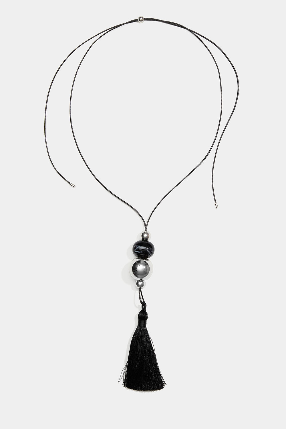 Halsband med svart vaxsnöre tofs och silverfärgade detaljer i gruppen Smycken / Halsband / Halsband med hänge hos Glitter (254002939001)