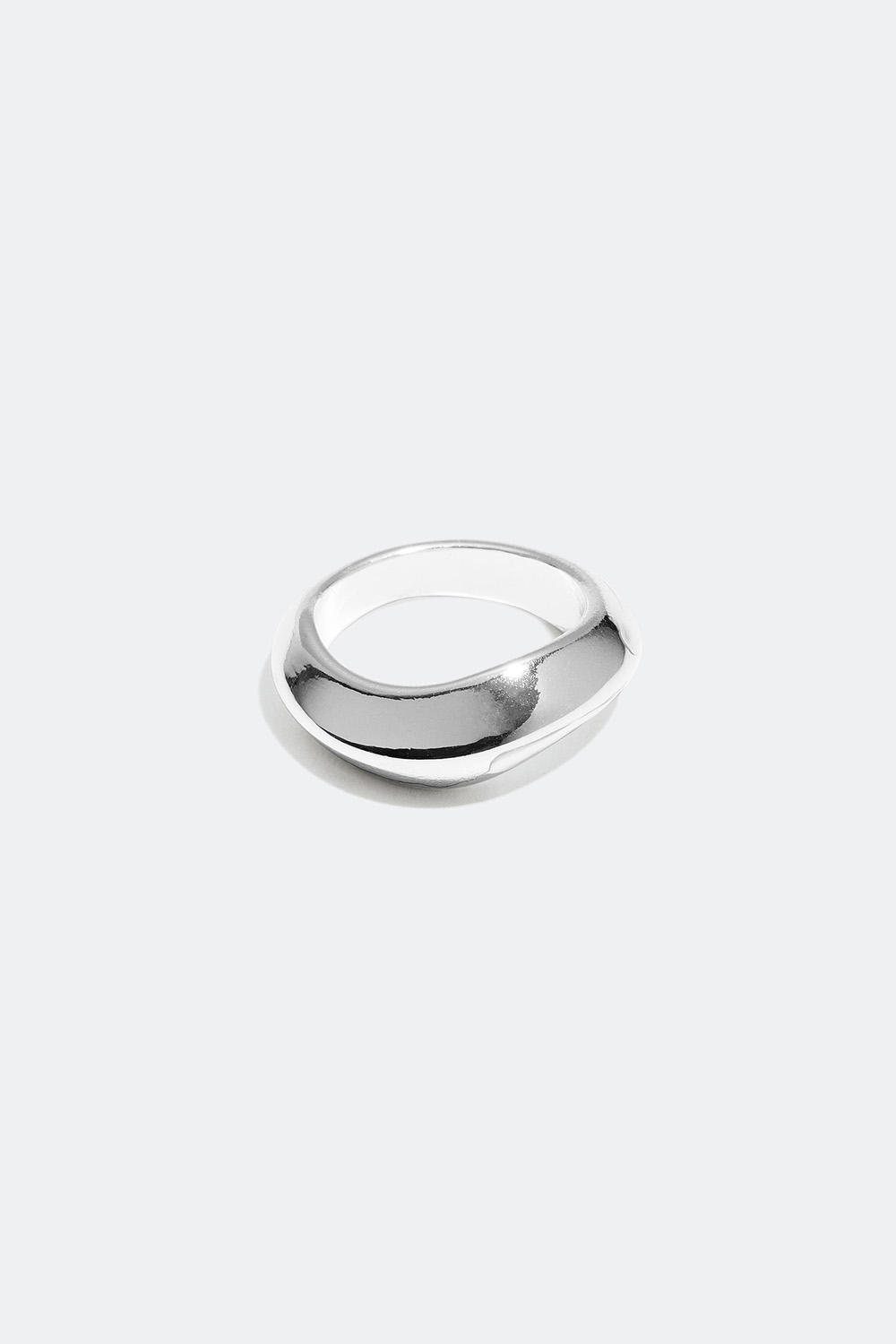 Minimalistisk ring med skulptural design i gruppen Alla Smycken / Ringar / Breda hos Glitter (25600007)