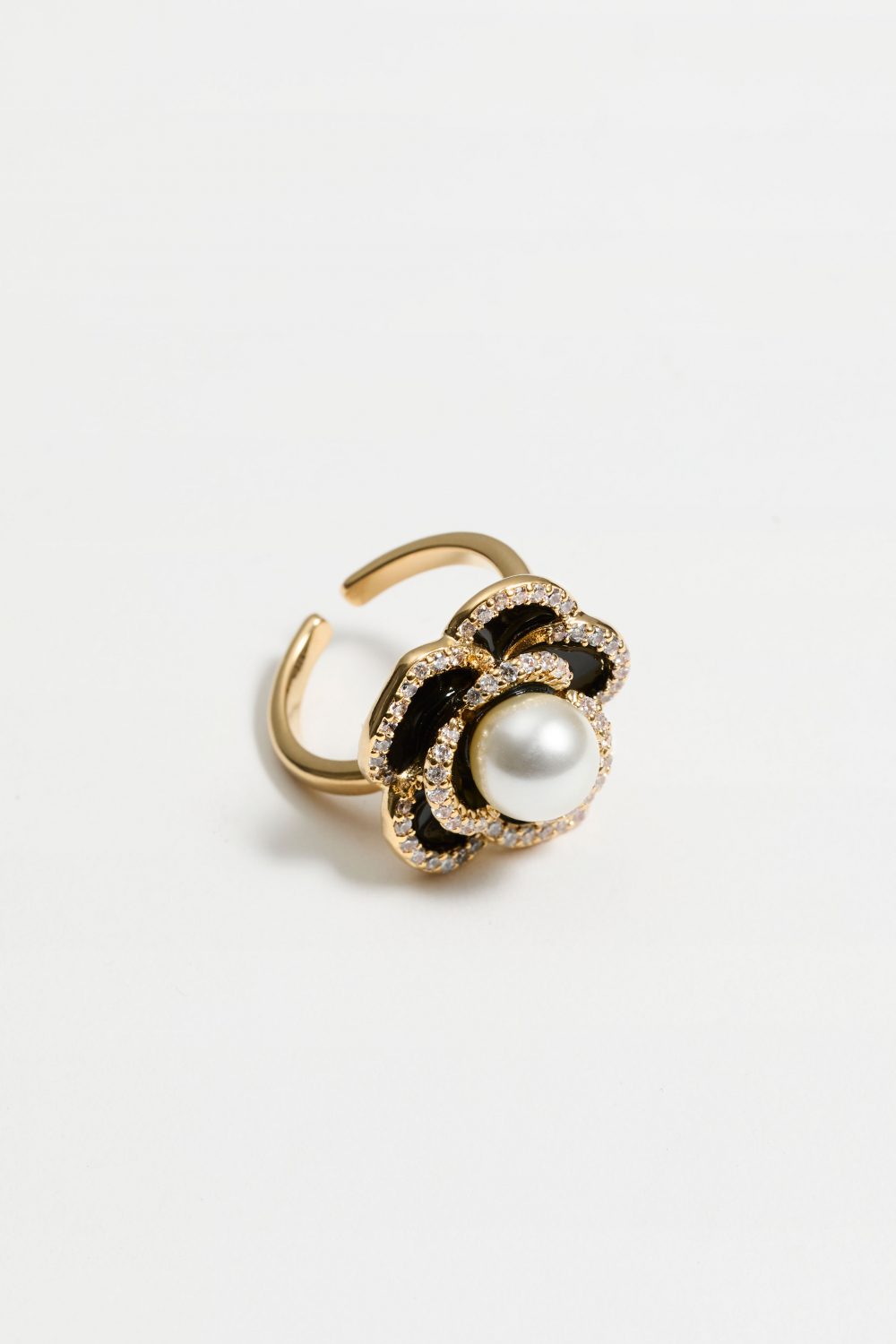 Coco rose ring - Jet / ivory pearl i gruppen Smycken / Ringar / Strass hos Glitter (256000349002)