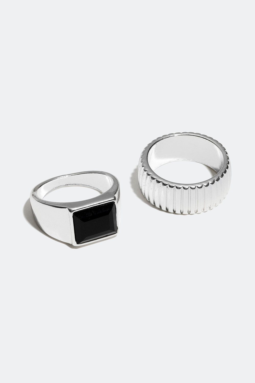 Breda ringar med räfflad design och svart detalj, 2-pack i gruppen Smycken / Ringar / Flerpack hos Glitter (256000521)