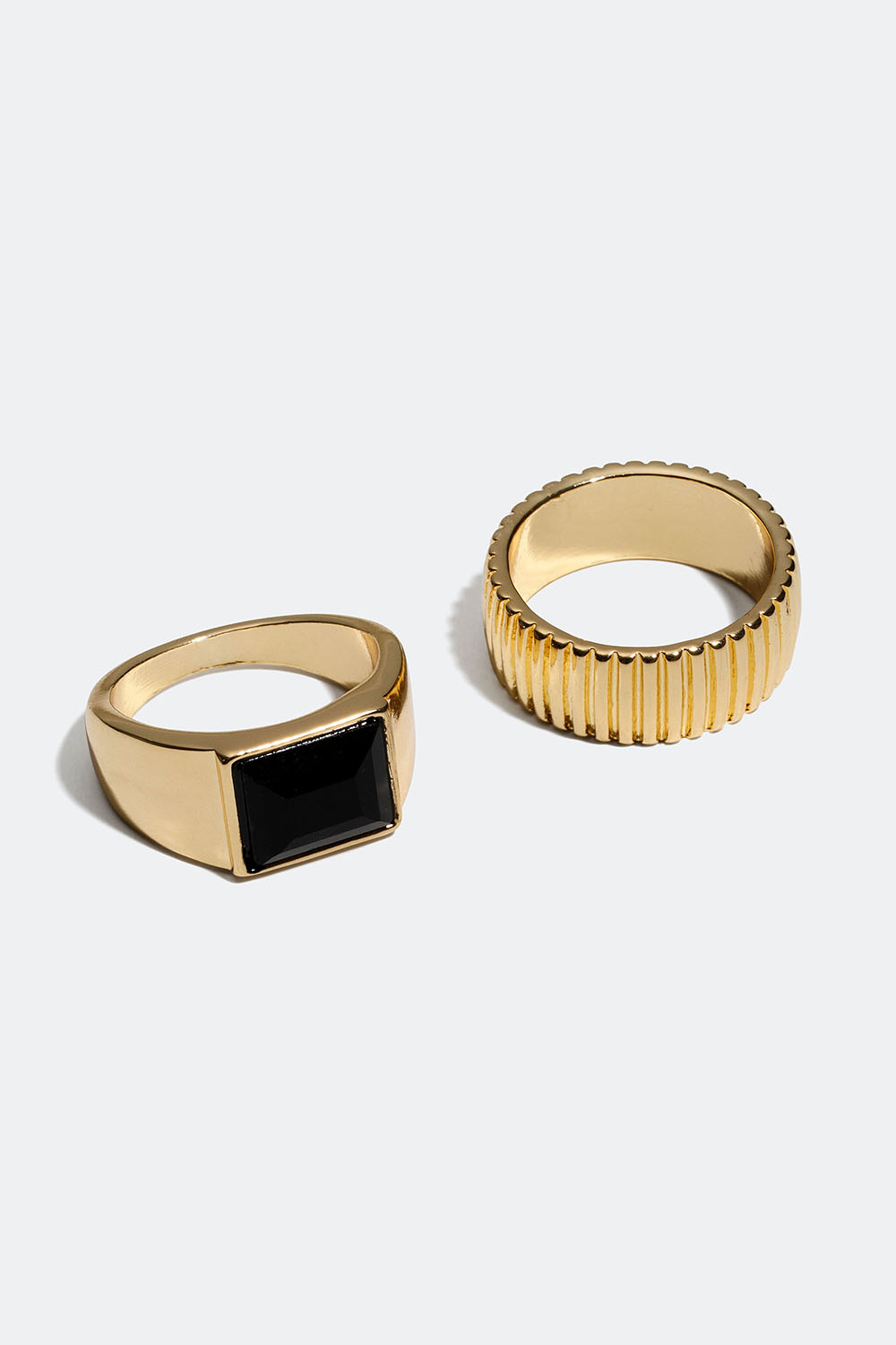 Breda guldfärgade ringar med räfflad design och svart detalj, 2-pack i gruppen Smycken / Ringar / Flerpack hos Glitter (256000522)