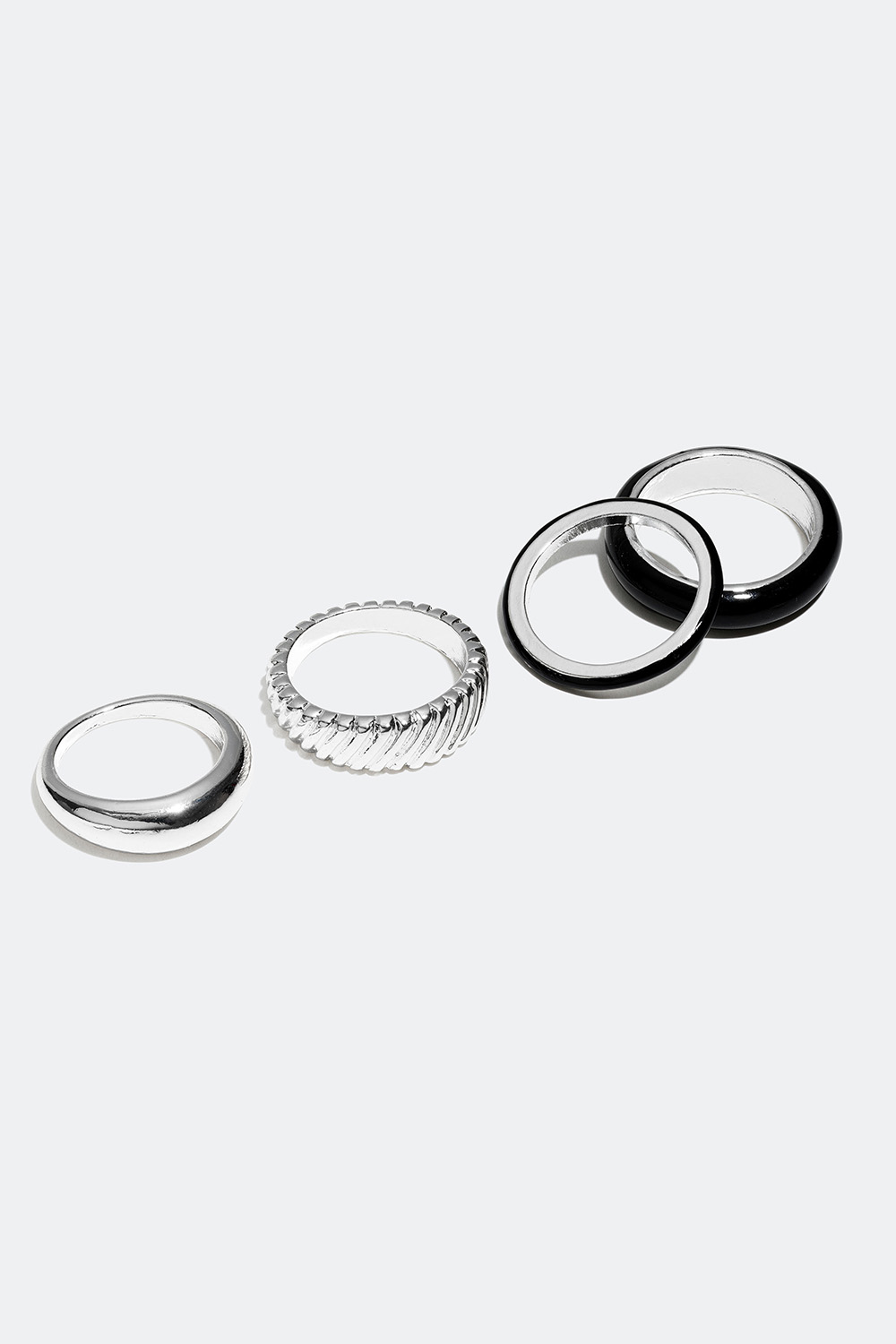 Ringar med räfflat mönster och svart emalj, 4-pack i gruppen Smycken / Ringar / Flerpack hos Glitter (256000531)