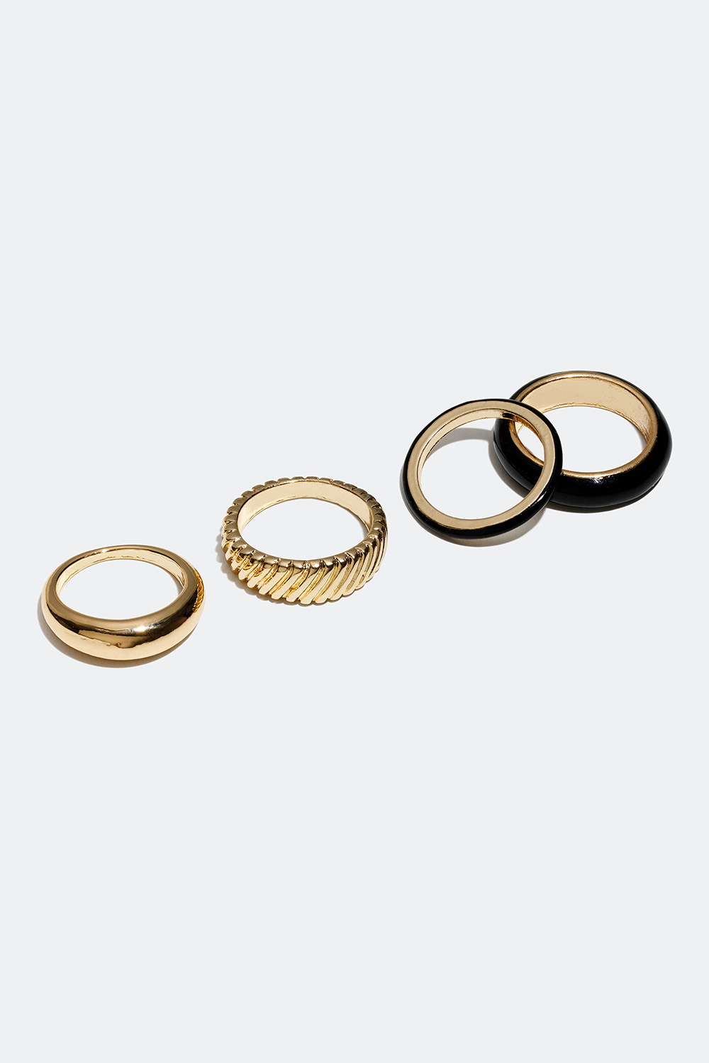 Guldfärgade ringar med räfflat mönster och svart emalj, 4-pack i gruppen Smycken / Ringar / Flerpack hos Glitter (256000532)