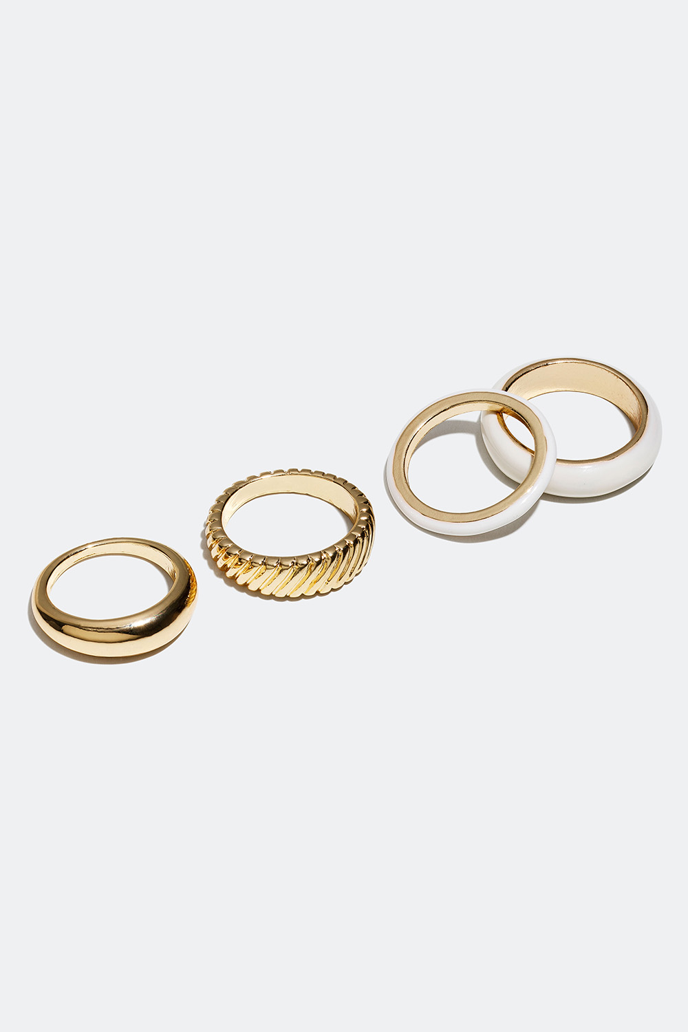 Guldfärgade ringar med räfflat mönster och vit emalj, 4-pack i gruppen Smycken / Ringar / Flerpack hos Glitter (256000533)