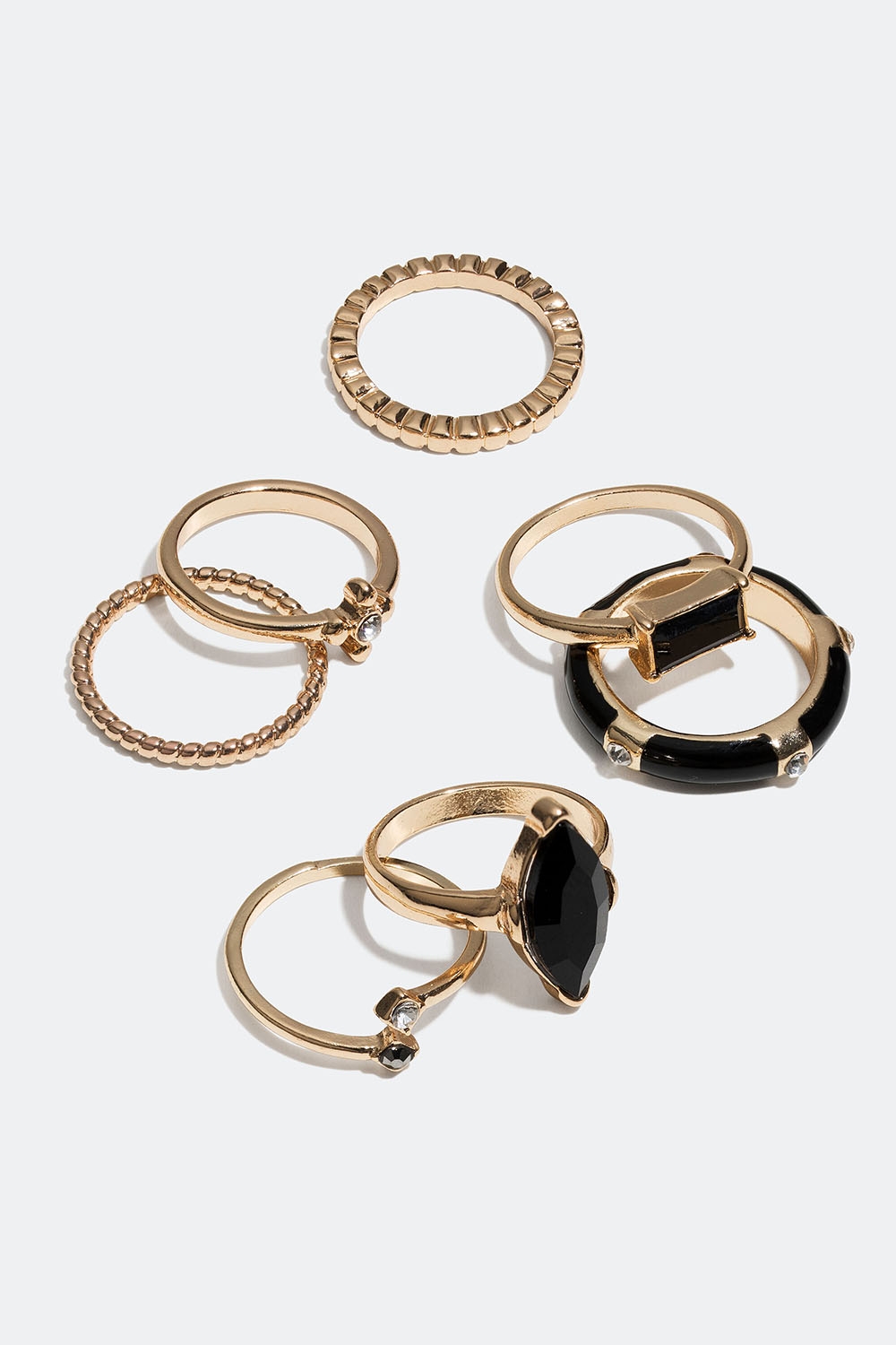 Guldfärgade ringar i olika storlekar med svart emalj och glasstenar, 7-pack i gruppen Smycken / Ringar / Flerpack hos Glitter (25600081)
