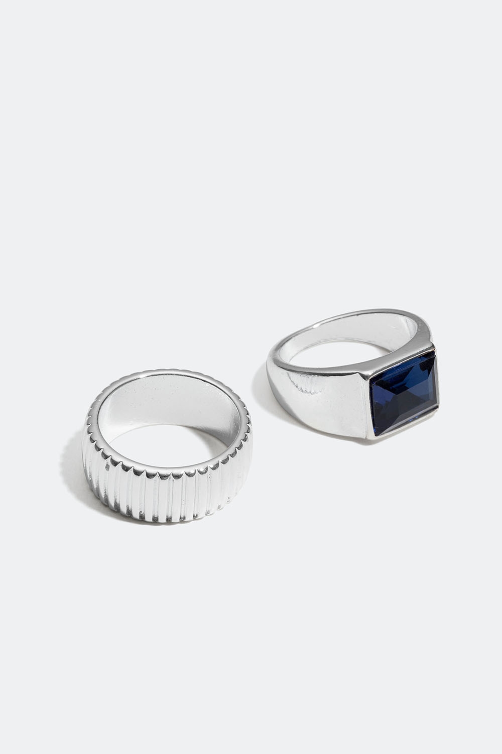 Breda ringar med räfflad design och blå detalj, 2-pack i gruppen Smycken / Ringar / Flerpack hos Glitter (25600090)