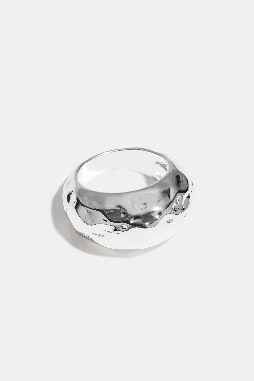 Bred ring med hamrad design i gruppen Smycken / Ringar / Breda hos Glitter (25600104)