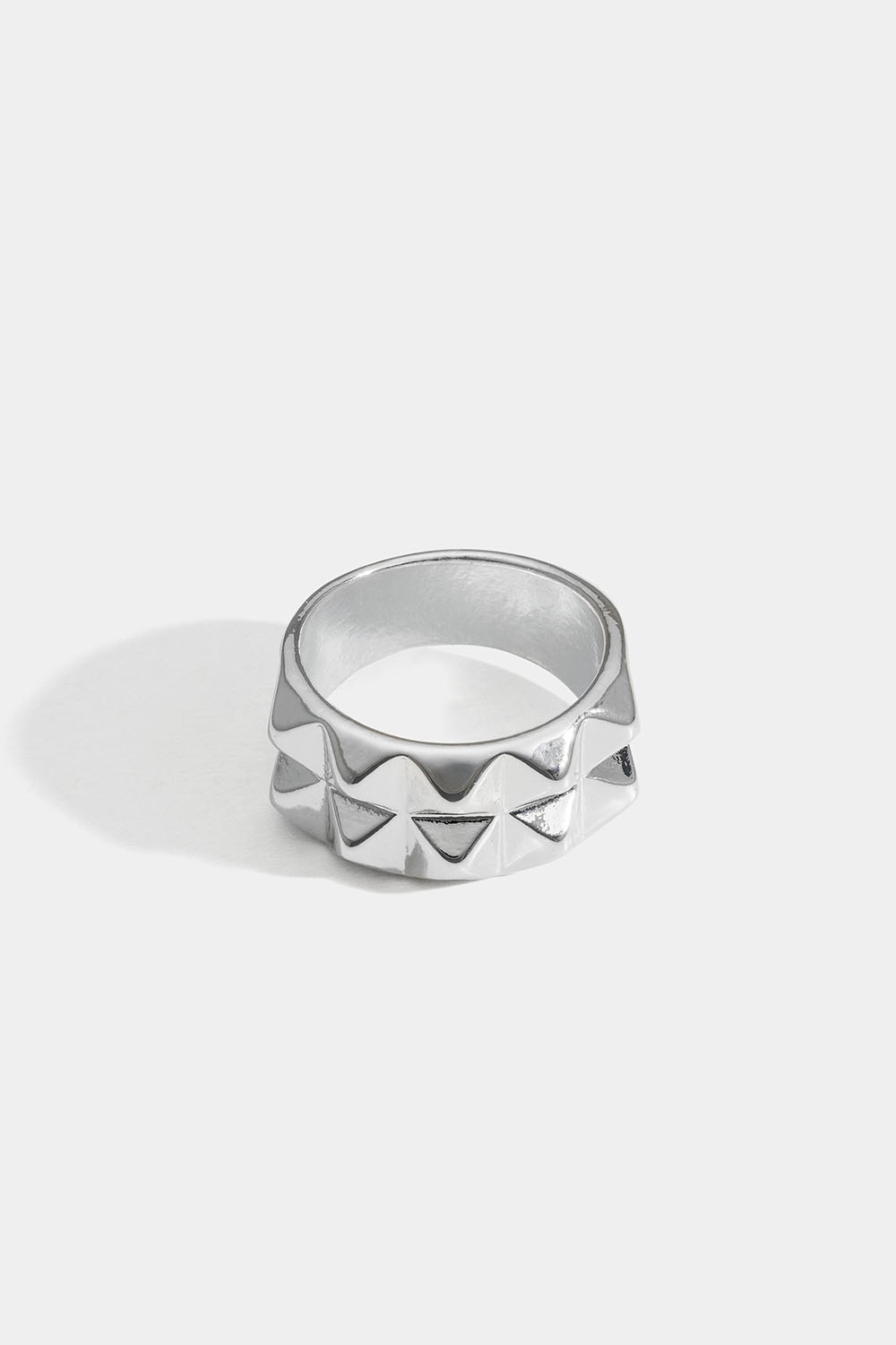 Silverfärgad ring med nitar