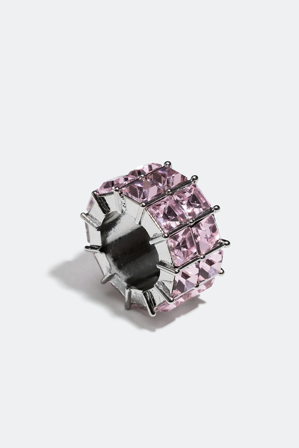 Bred silverfärgad ring med rosa glasstenar i gruppen Smycken / Ringar / Breda hos Glitter (2560012051)