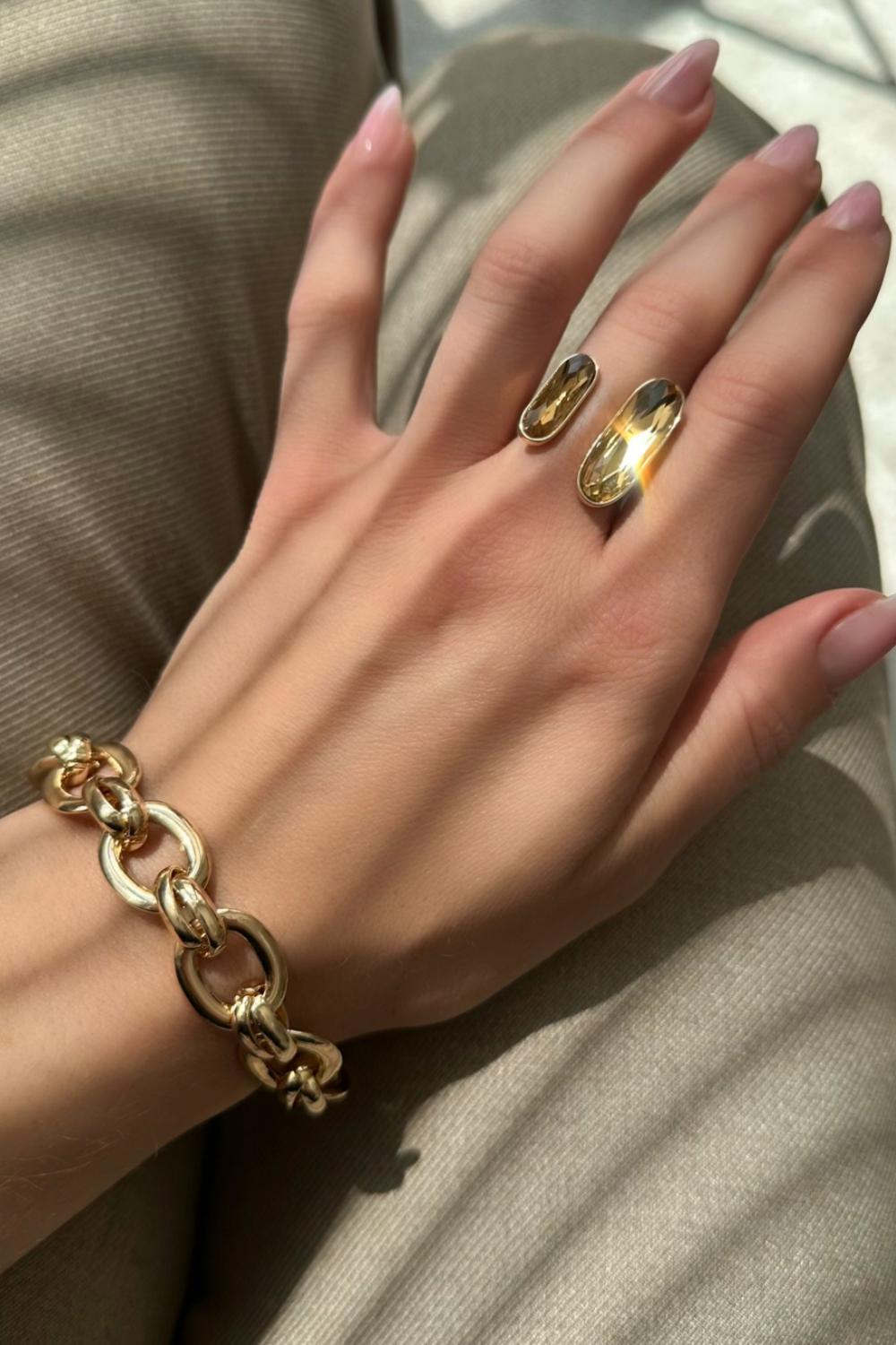 Guldfärgad ring med ovala glasstenar i gruppen Smycken / Ringar hos Glitter (2560012181)