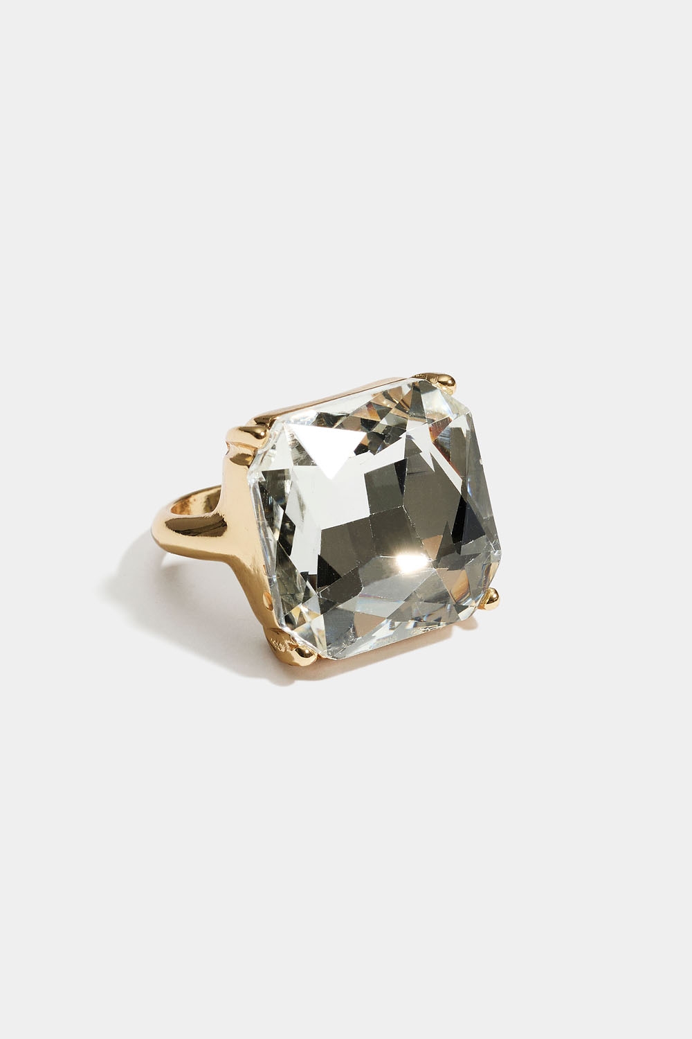 Guldfärgad ring med kvadratisk glassten i gruppen Smycken / Ringar / Strass hos Glitter (2560016020)