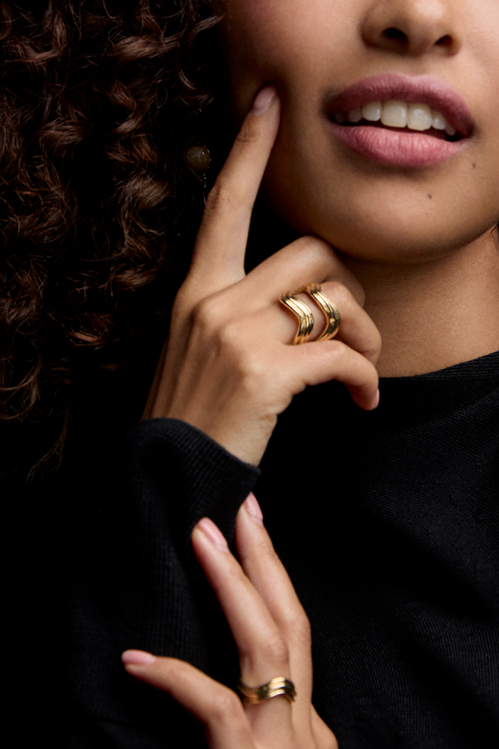 Guldfärgad räfflad ring i vågform i gruppen Smycken / Ringar hos Glitter (2560017020)