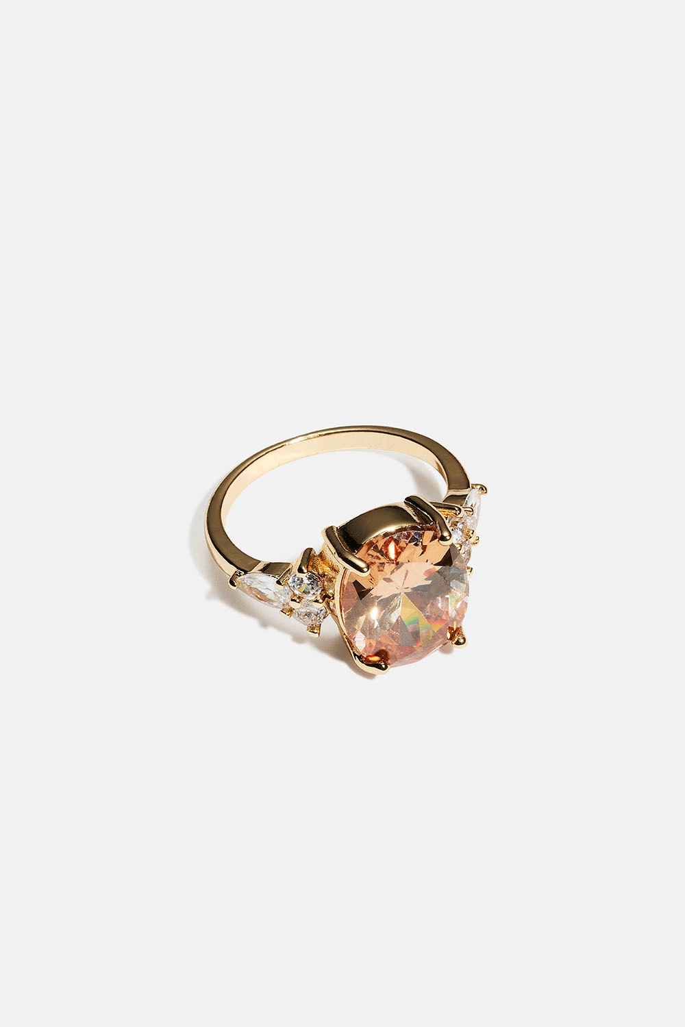 Guldfärgad ring med stor oval glassten i gruppen Smycken / Ringar hos Glitter (2560018383)