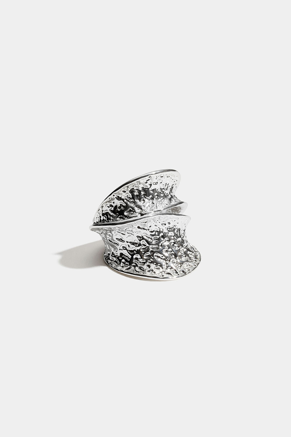 Bred konkav ring med hamrad design i gruppen Smycken / Ringar hos Glitter (2560019210)