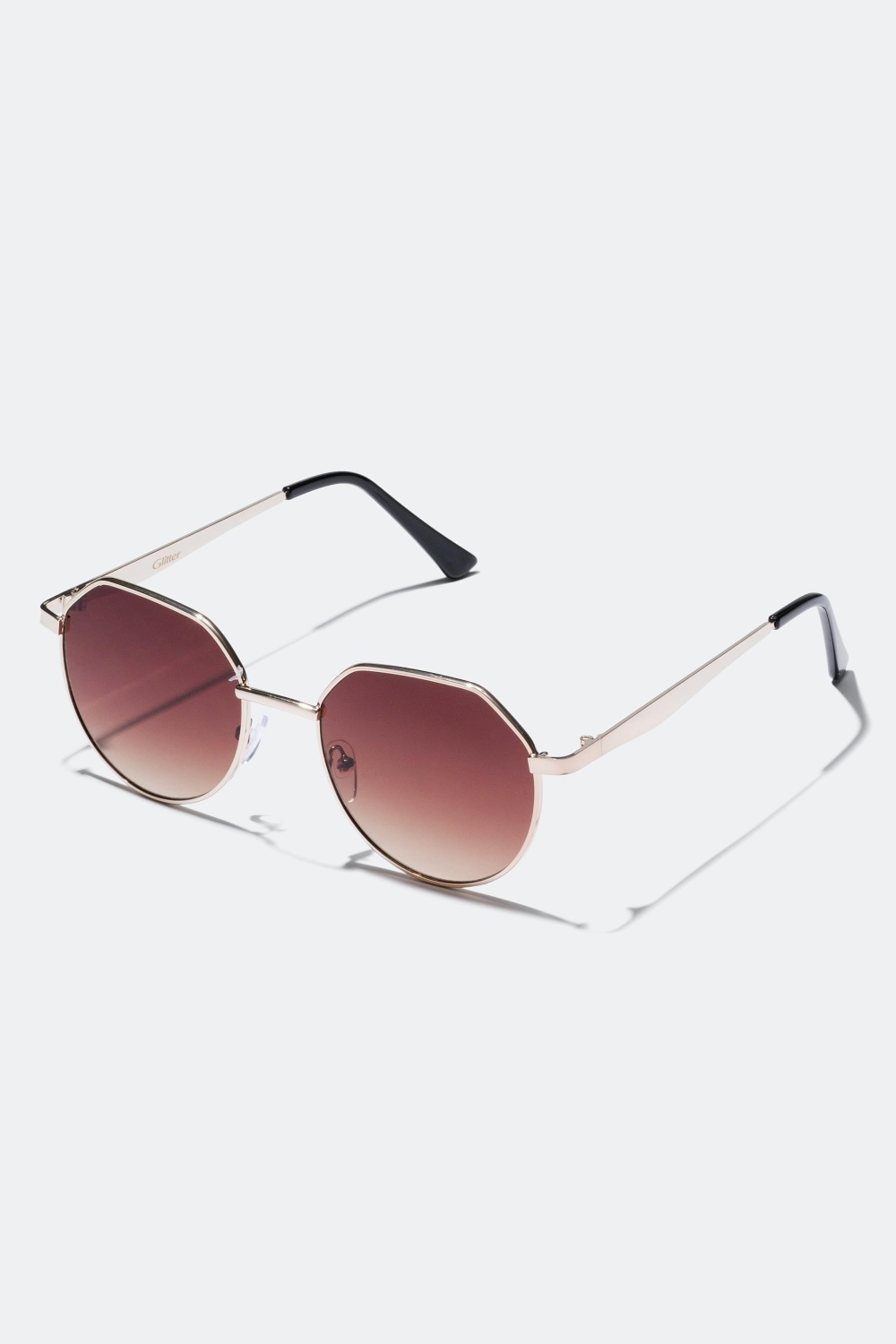 Solglasögon, kantiga med färgade linser i gruppen Accessoarer hos Glitter (322336)