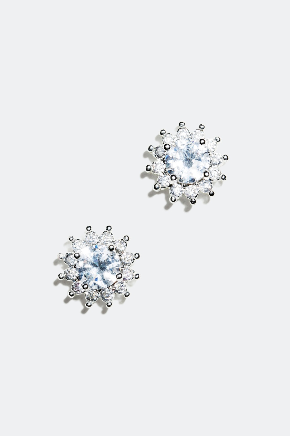 Silverfärgade studs med stenar i gruppen Smycken hos Glitter (325072)