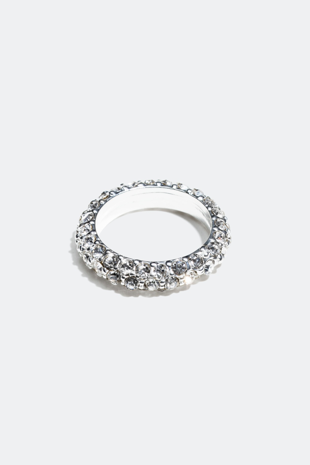 Silverfärgad ring med stenar i gruppen MSS2203 hos Glitter (325125)
