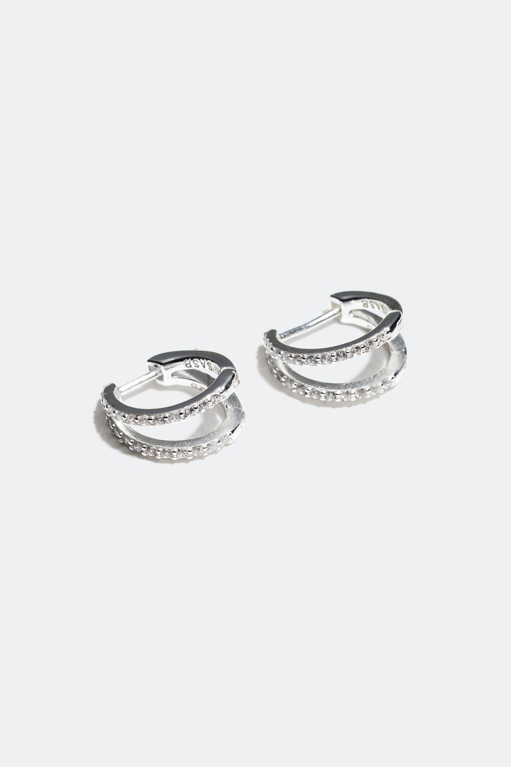 Dubbla creoler i äkta silver dekorerade med små stenar i gruppen Äkta silver / Silverörhängen / Hoops hos Glitter (325907)