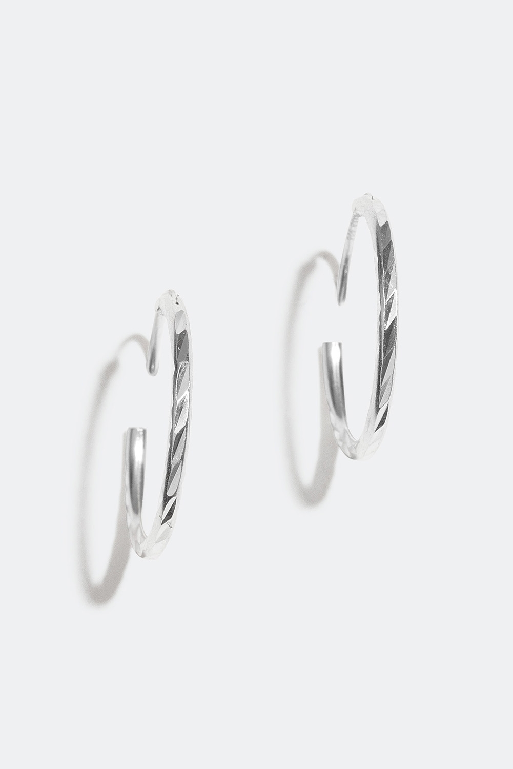 Hoops med räfflat mönster, äkta silver, 1,4 cm i gruppen Äkta silver / Silverörhängen hos Glitter (326329011000)