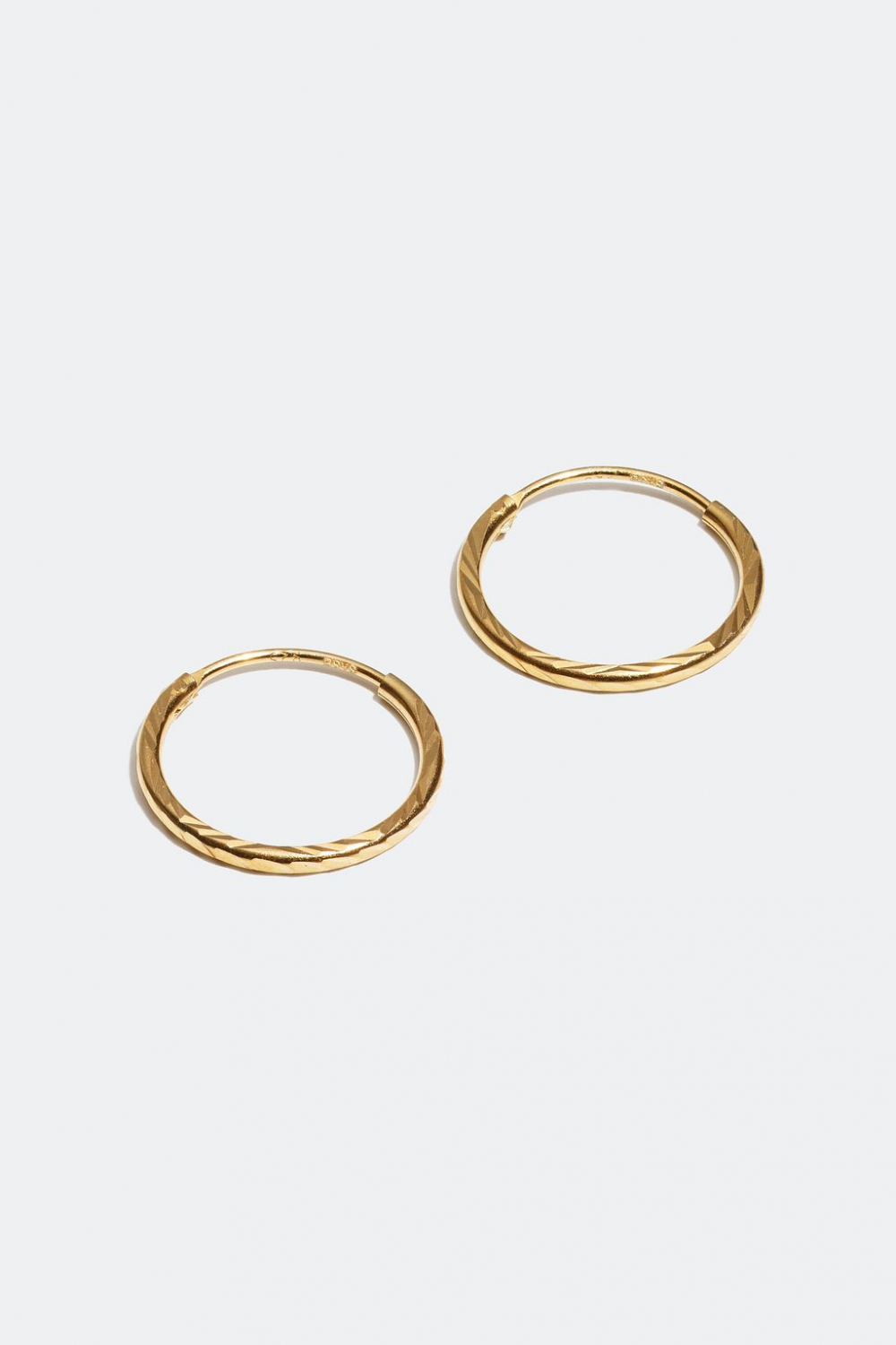 Hoops med räfflat mönster, förgyllda med 18K guld, 1,4 cm i gruppen 18k Guldpläterat silver / Örhängen i 18k guld hos Glitter (326329661000)