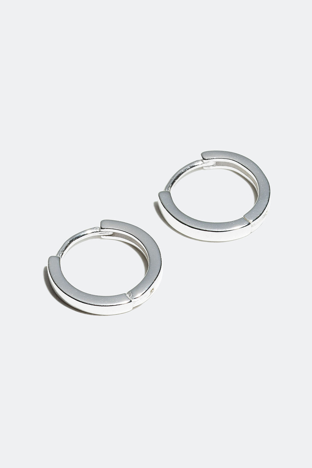 Små platta hoops i äkta silver, 1 cm i gruppen Äkta silver / Silverörhängen / Hoops i äkta silver hos Glitter (327321011000)