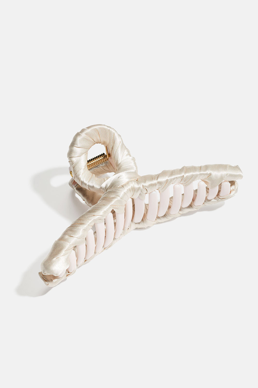 Hårklämma med vitt tyg i sidenimitation i gruppen Håraccessoarer / Spännen & klämmor / Hårklämmor hos Glitter (331002013000)