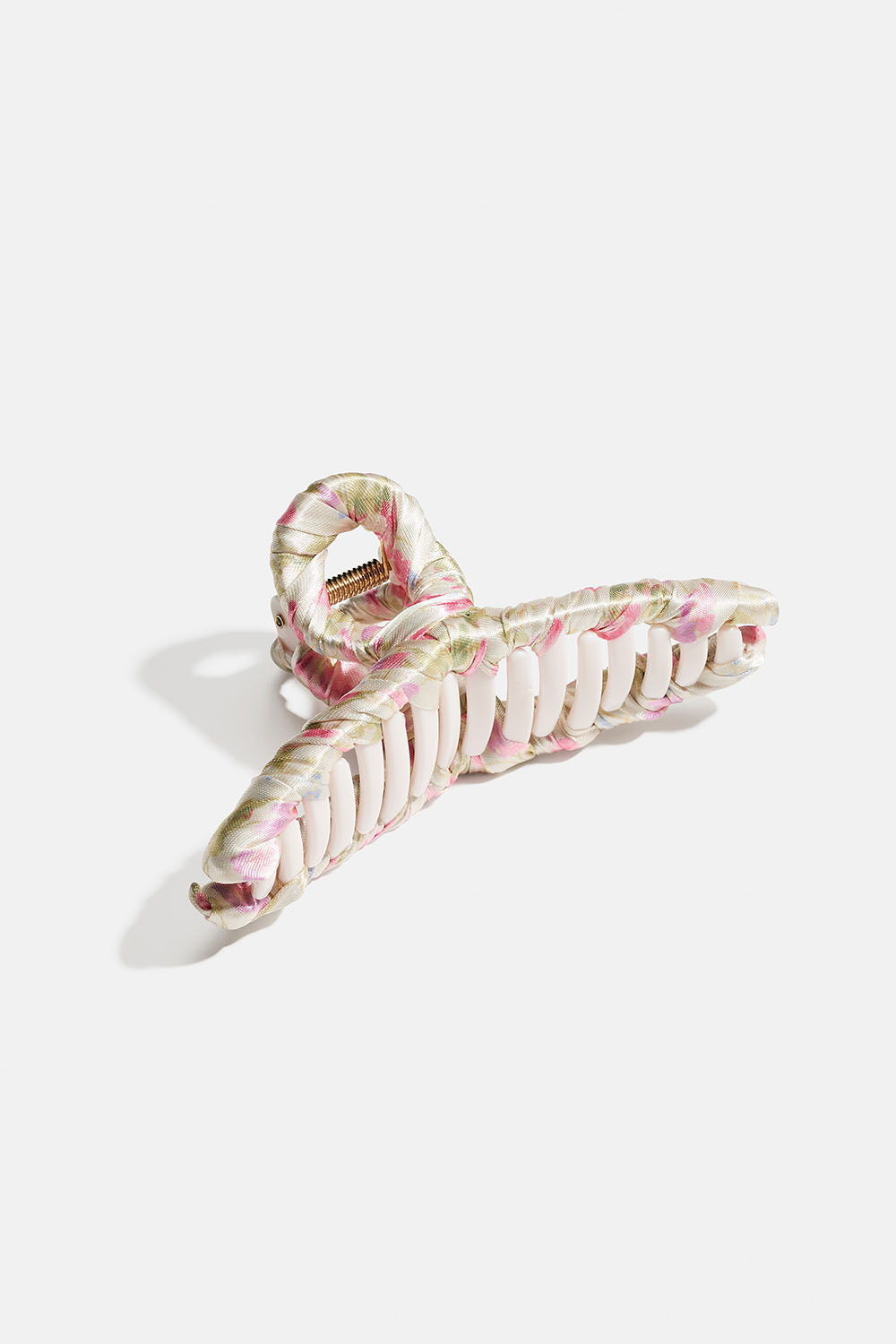 Hårklämma med blommigt tyg i sidemimitation i gruppen Håraccessoarer / Spännen & klämmor / Hårklämmor hos Glitter (331002015400)