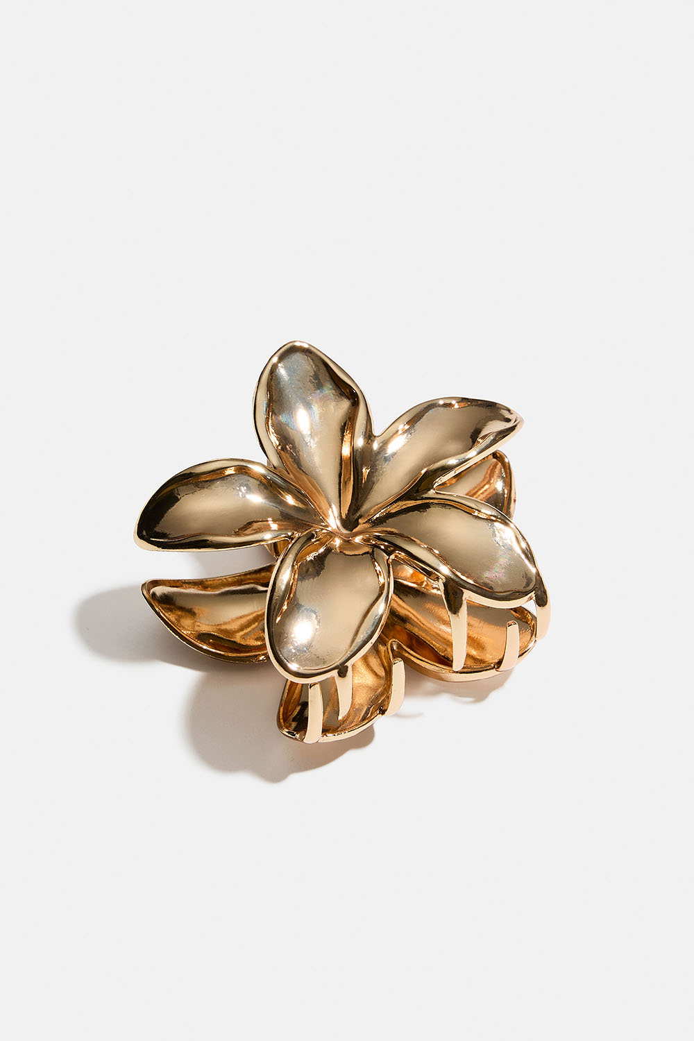 Blomformad hårklämma i guldfärgad metall i gruppen Håraccessoarer / Spännen & klämmor / Hårklämmor hos Glitter (331002032000)