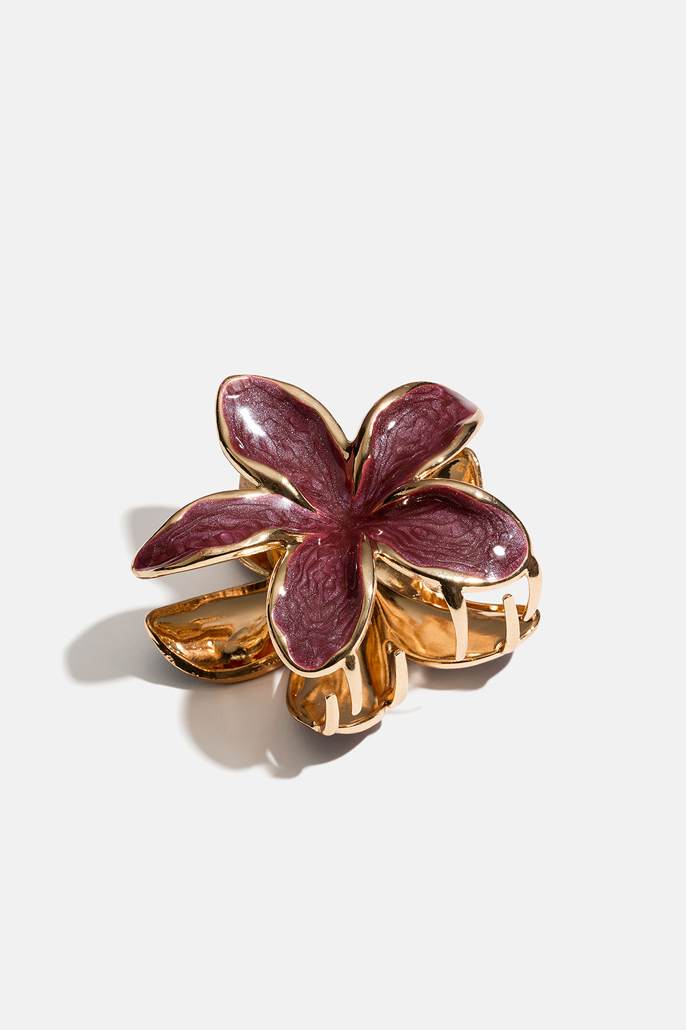 Vinröd blomformad hårklämma i guldfärgad metall i gruppen Håraccessoarer / Spännen & klämmor / Hårklämmor hos Glitter (331002036300)