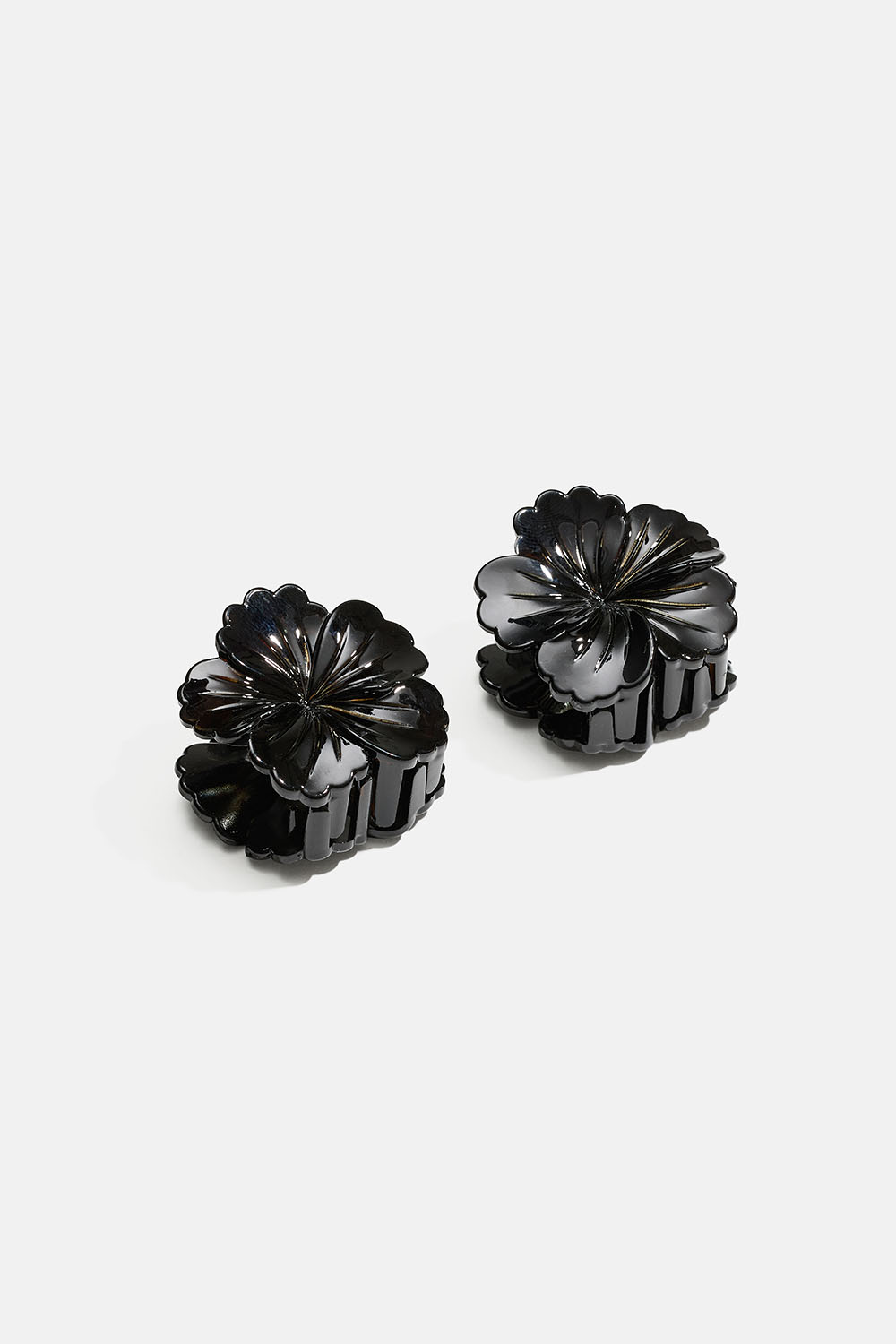 Små svarta blomformade hårklämmor, 2-pack i gruppen Håraccessoarer / Spännen & klämmor / Flerpack hos Glitter (331002179000)