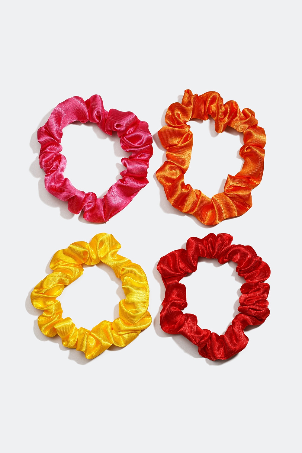 Glansiga scrunchies i orange, rött, gult och rosa, 4-pack i gruppen Håraccessoarer / Scrunchies / Flerpack hos Glitter (332000376400)
