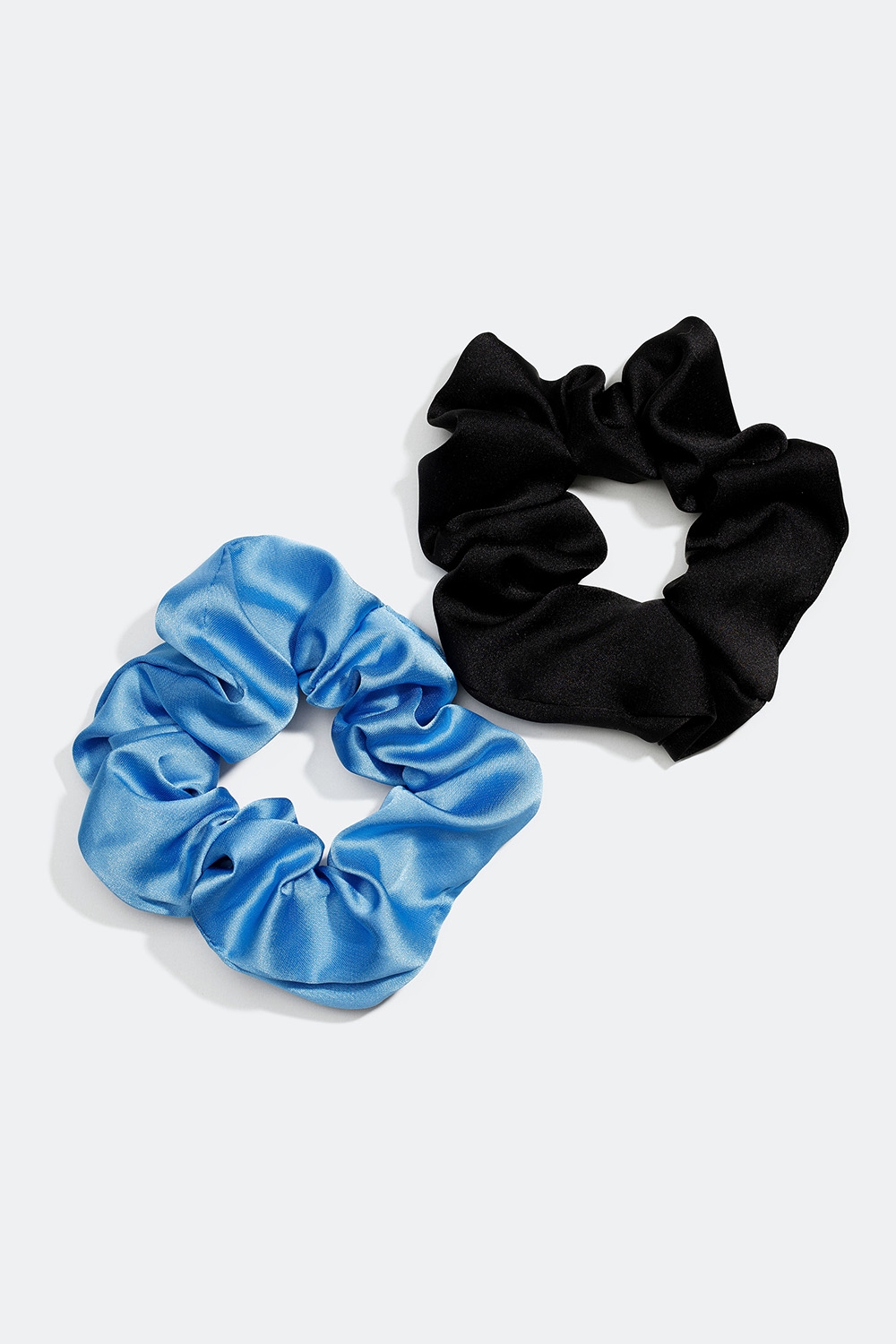 2-pack scrunchies i blå och svart sidenimitation i gruppen Håraccessoarer / Scrunchies / Flerpack hos Glitter (332000479400)