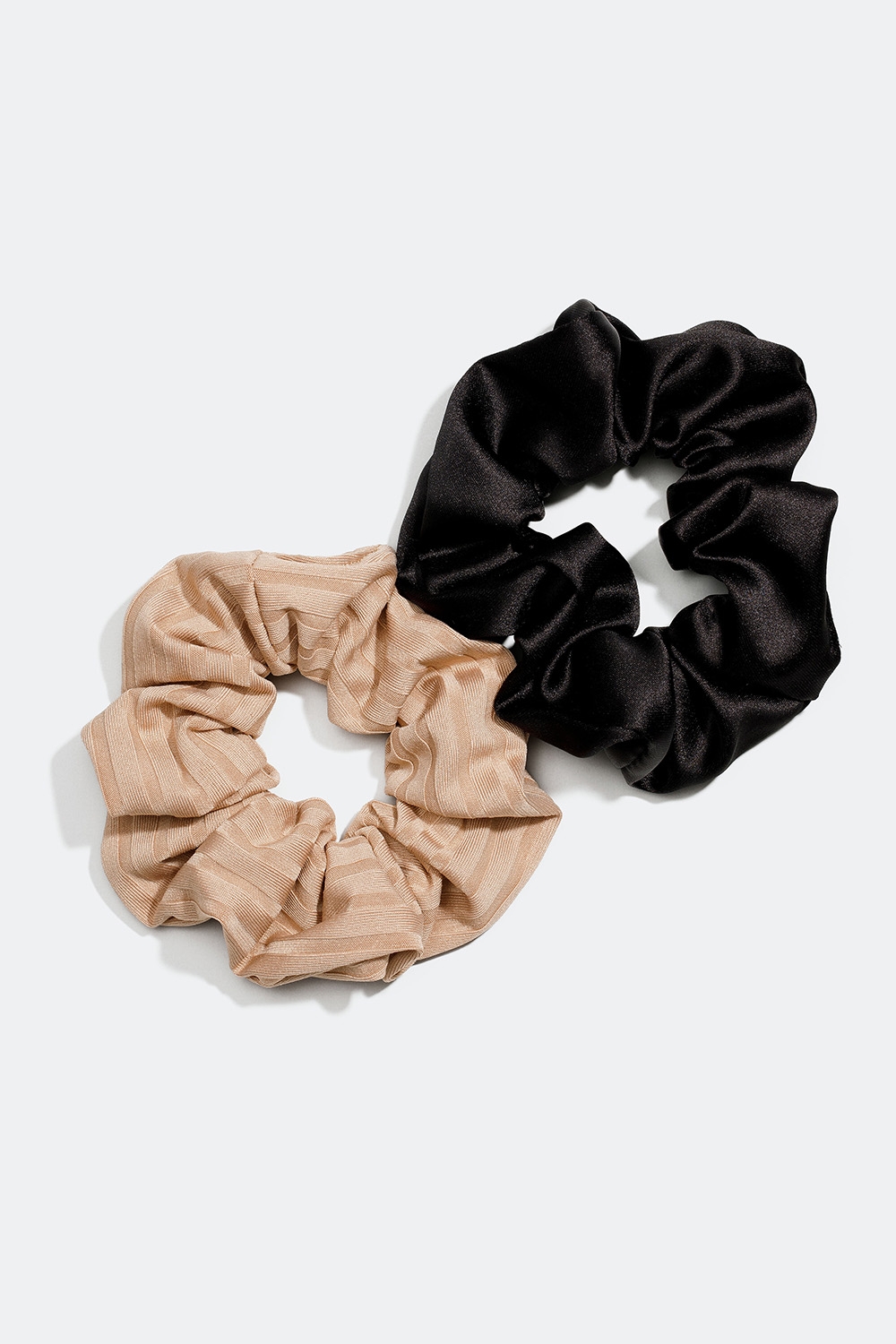 2-pack scrunchies i beige och svart färg i gruppen Håraccessoarer / Scrunchies / Flerpack hos Glitter (332000487400)